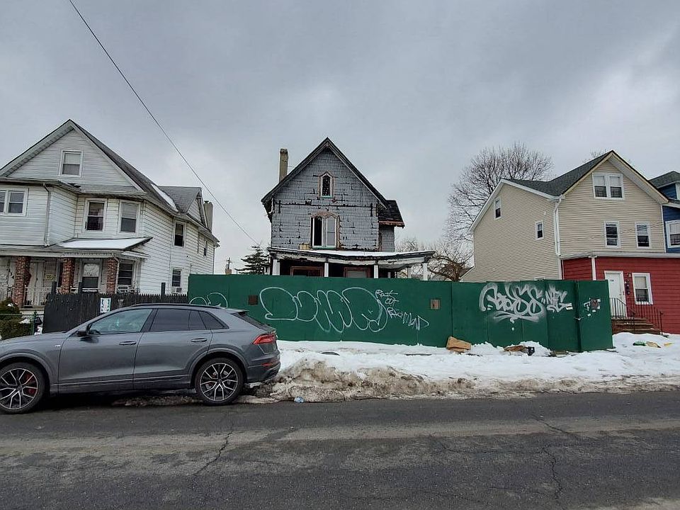 2nd image of 130 Dongan St