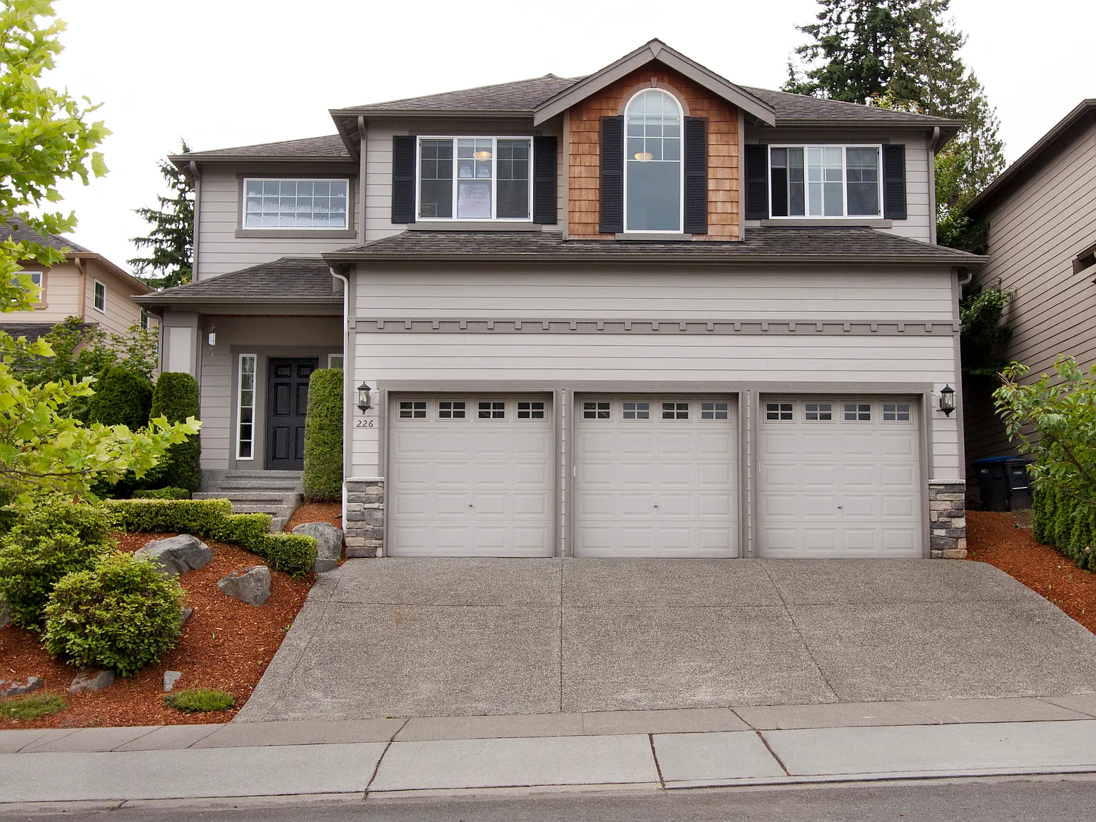 4 bed, 2.5 bath, 2742 sqft, $4,000 — Photo 1