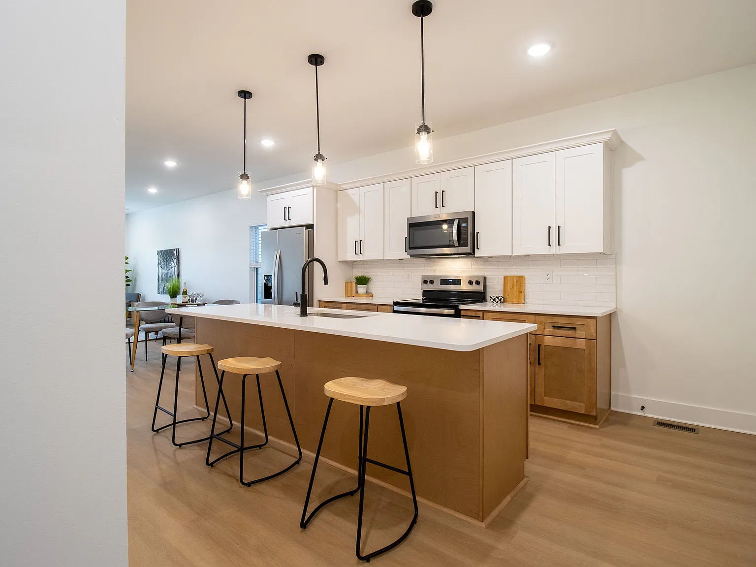 3 bed, 2.5 bath, 1900 sqft, $1,999 — Photo 3