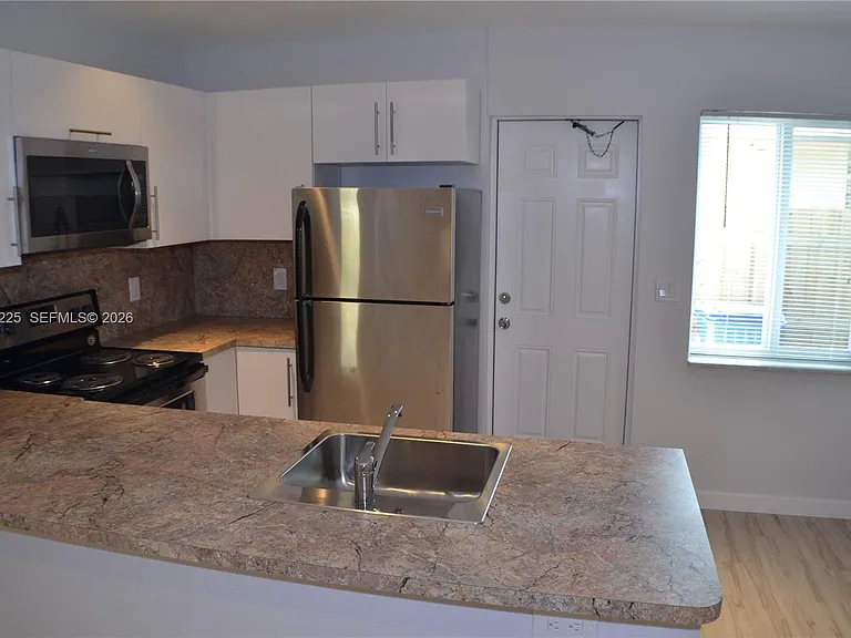 718 SE 13th St #4 — Photo 6