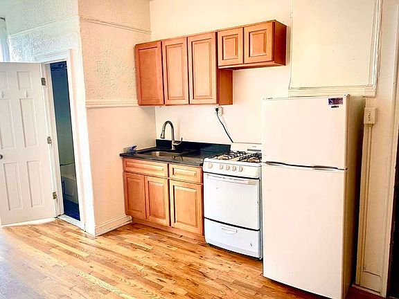 2nd image of 271 Linden St APT 3