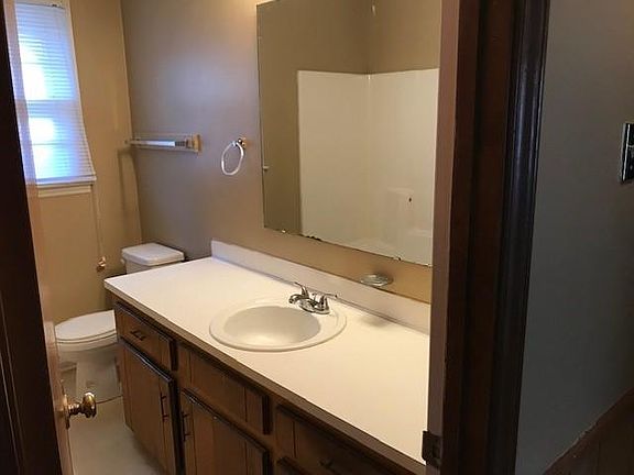 5th image of 831 Brown St