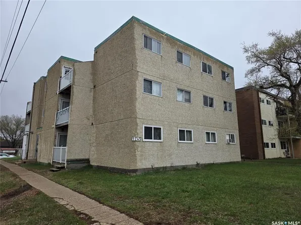 1245 12TH AVENUE SW, Moose Jaw, SK S6H 6H5