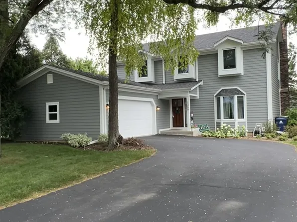 1369 Green Trails Dr, Naperville, IL 60540