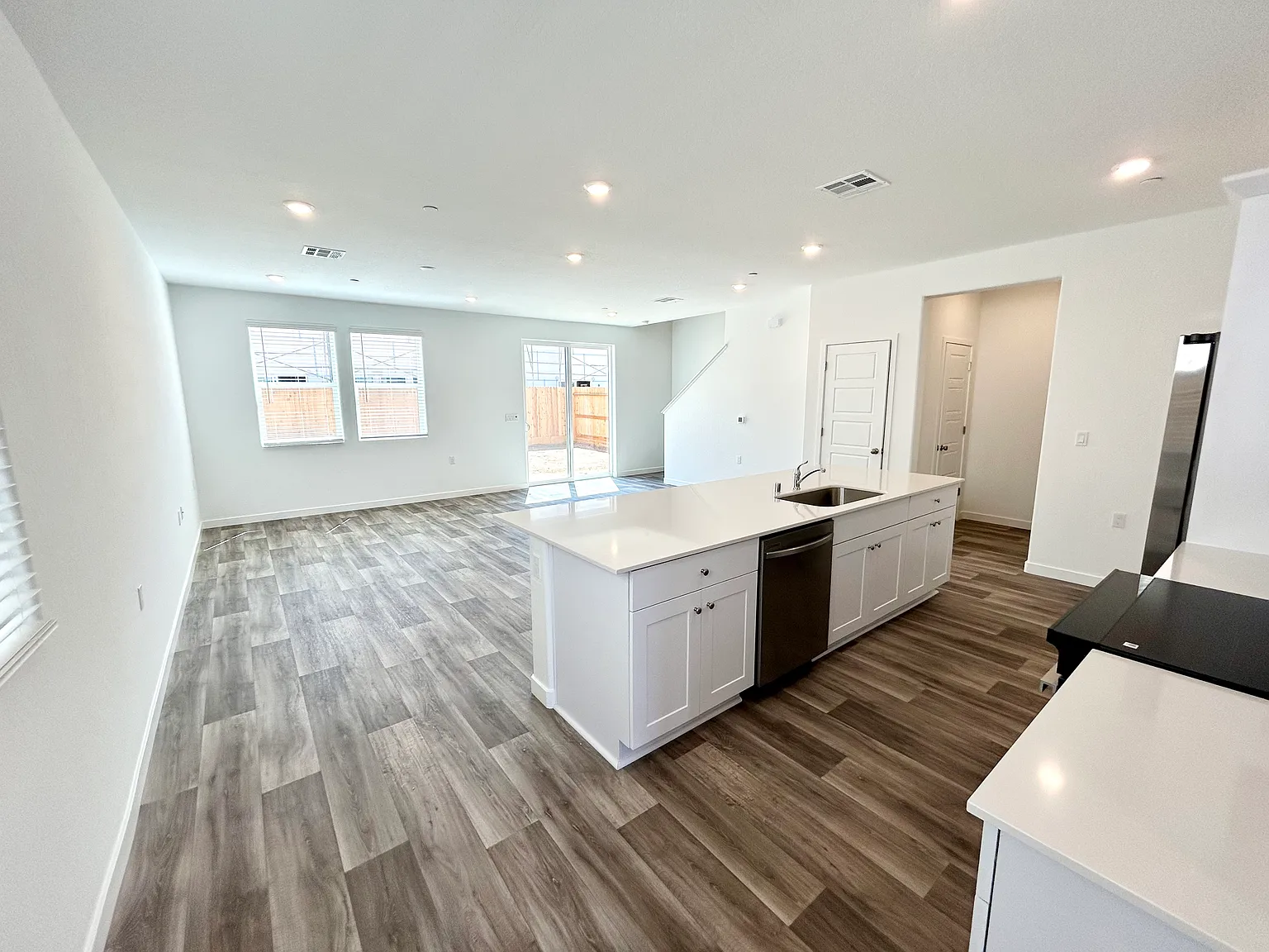 3 bed, 2.5 bath, 1786 sqft, $2,600 — Photo 3