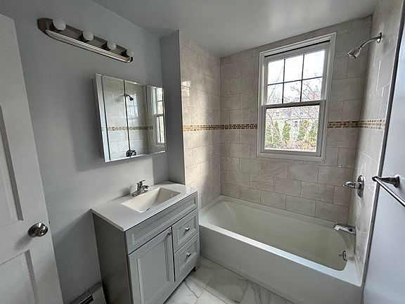 2nd image of 293-301 Farmington Ave #289-203