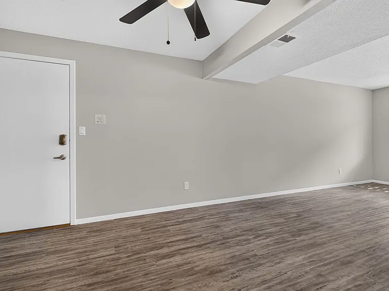 Hollow Hills Apartments — Photo 116