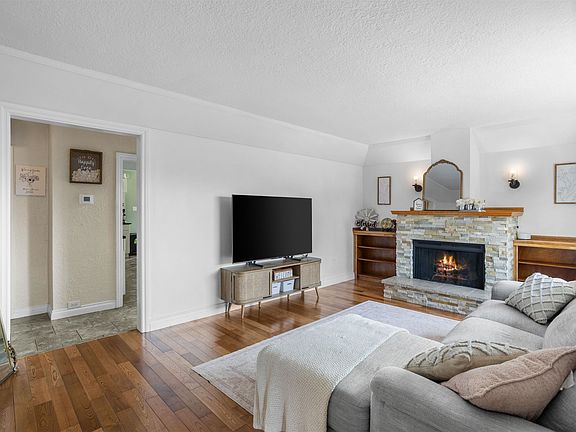 5th image of 46307 Riverside Dr