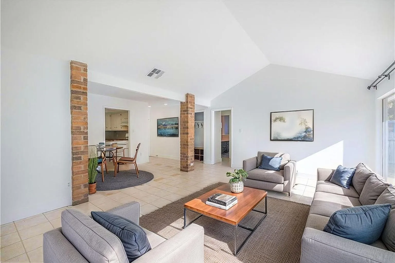 3 bed, 2.0 bath, 1274 sqft, $1,975 — Photo 2