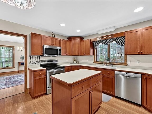 4th image of 17 Baltzer Dr
