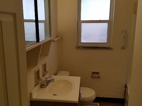 5th image of 323 Ryburn Ave