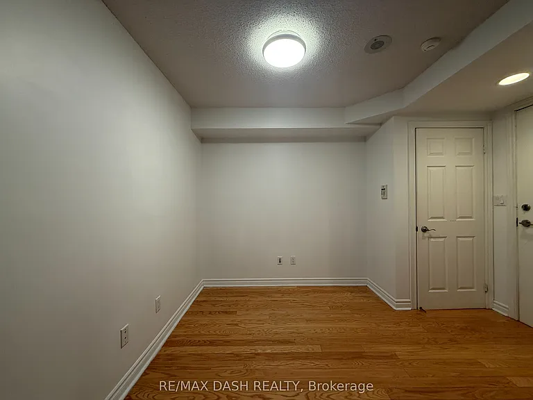 270 Wellington St W #802 — Photo 16