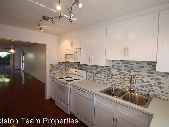 4th image of 2522 Clairemont Dr Unit 302