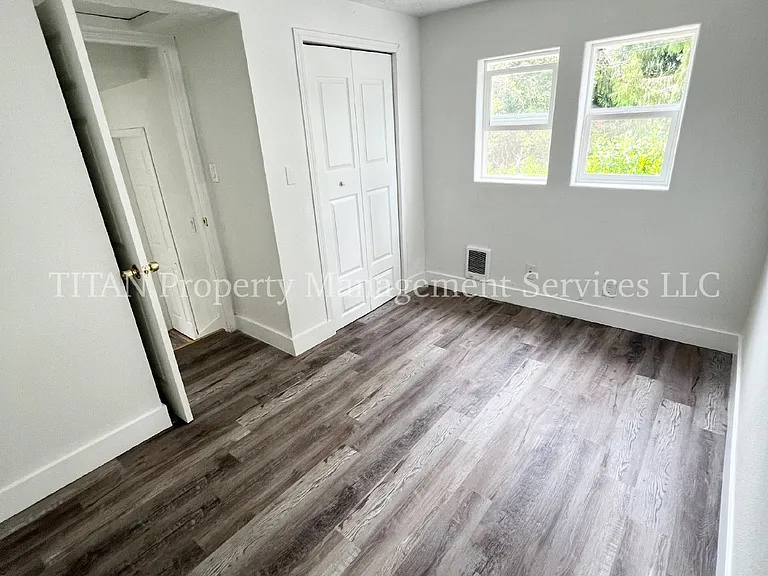 1135 13th St NE #4 — Photo 3