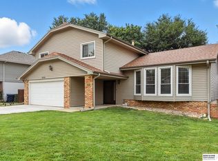 3722 Falcon Dr, Bellevue, NE 68123