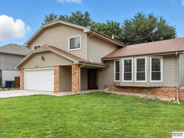 3722 Falcon Dr, Bellevue, NE 68123