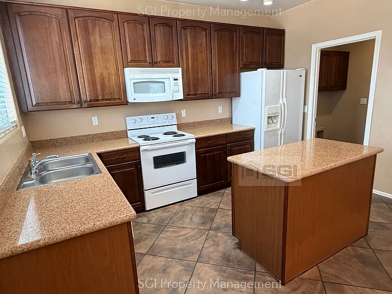 15101 N 173rd Dr — Photo 5