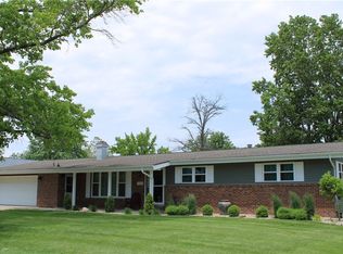 725 Park Pl, Shelbyville, IL 62565