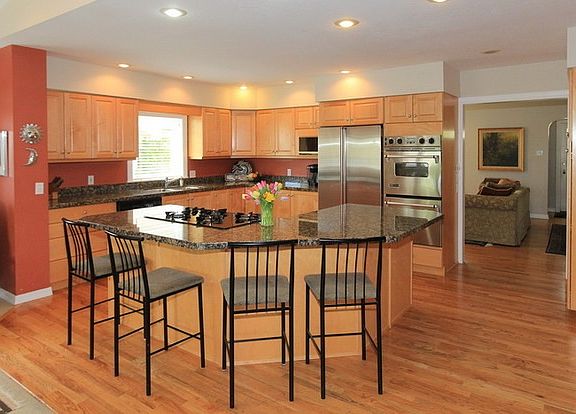 3rd image of 2034 E Hubbard Ave