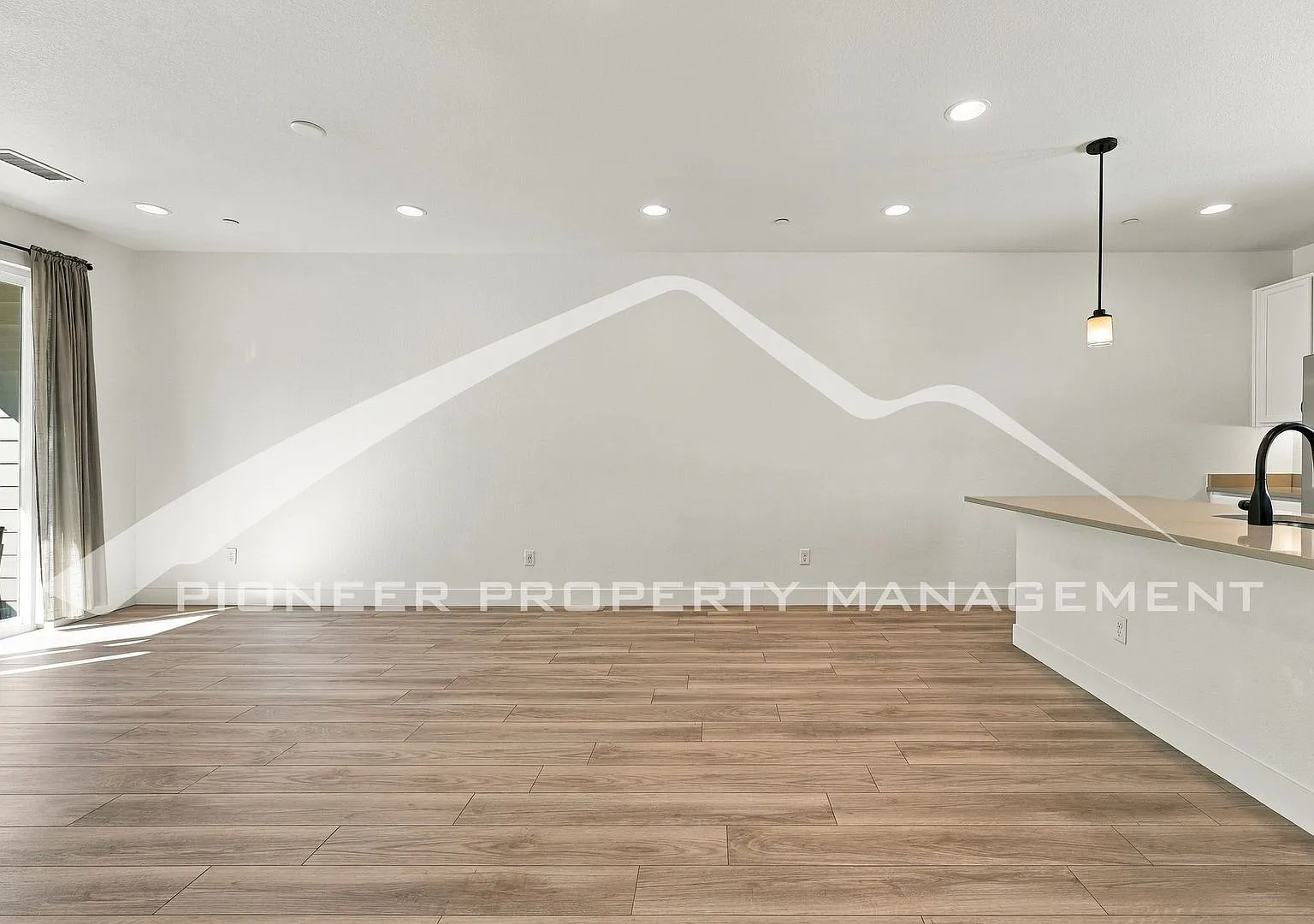 Spacious Townhouse with Central AC and Washer/Dryer — Photo 3