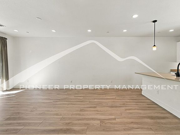 3rd image of 2842 Kendall St