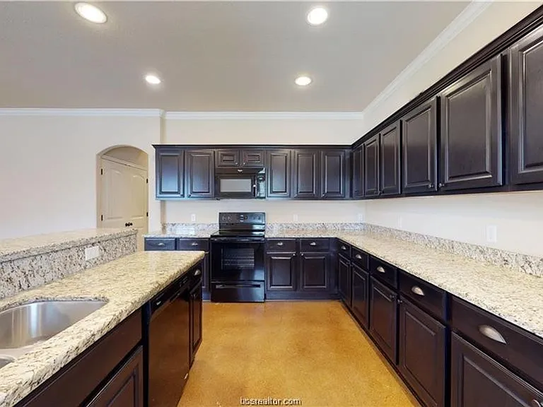 117 Armored Ave — Photo 4