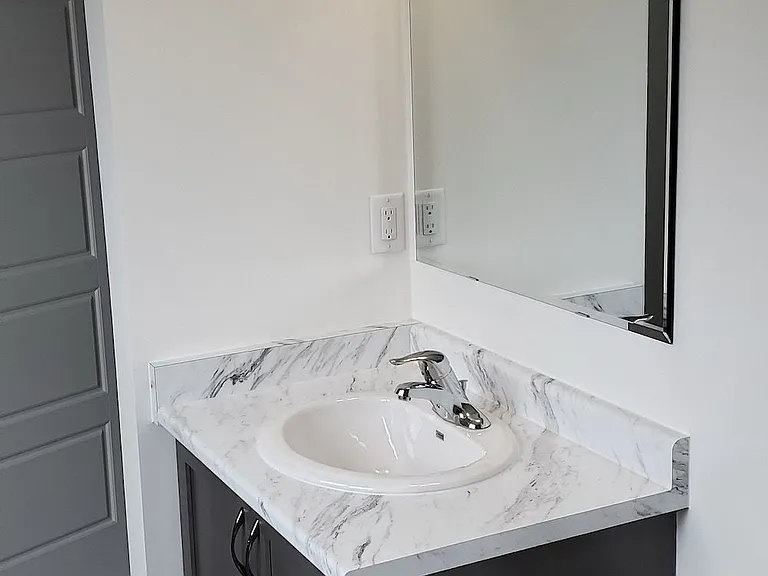 557 Queen Mary Dr — Photo 9