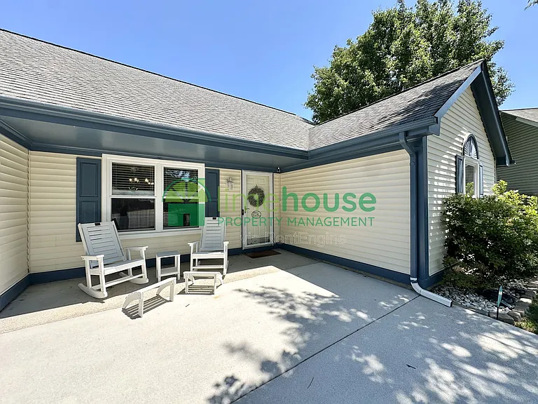 1112 Seabright Ct — Photo 2
