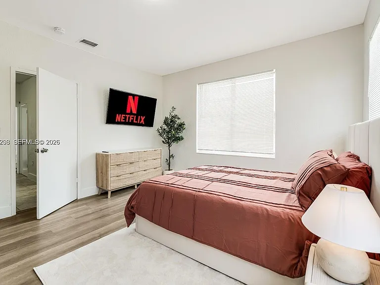 301 SW 10th Ave #7 — Photo 2