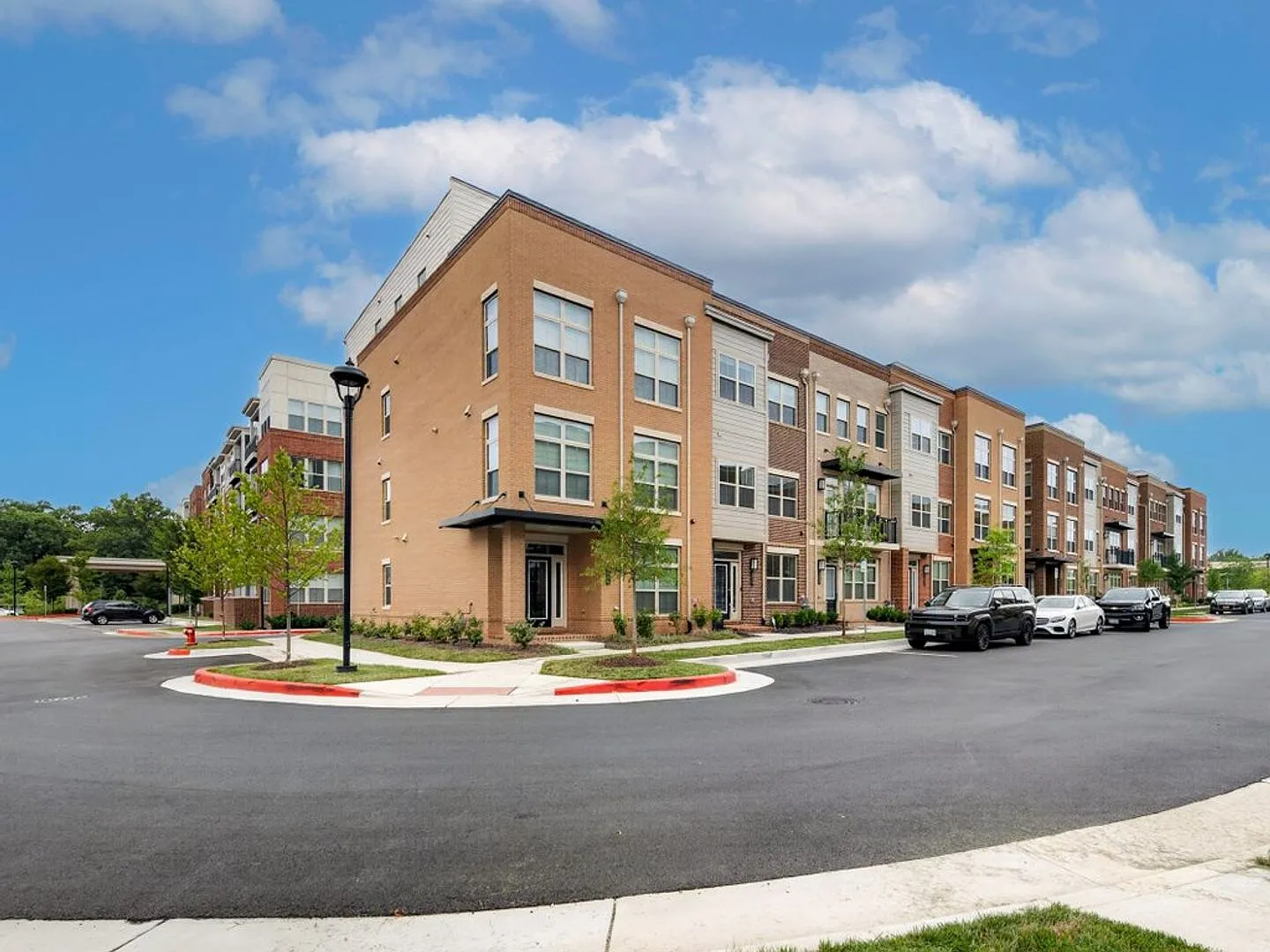 New Contempery Townouse in Boulevard VI Center — Photo 3