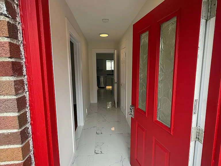 319 Barrington Rd — Photo 9
