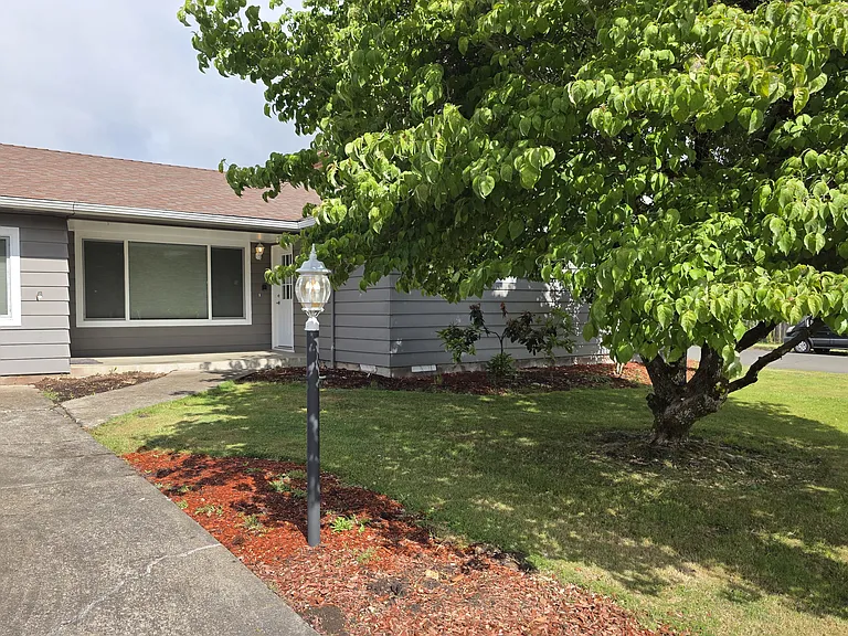210 Stadium Dr S — Photo 3