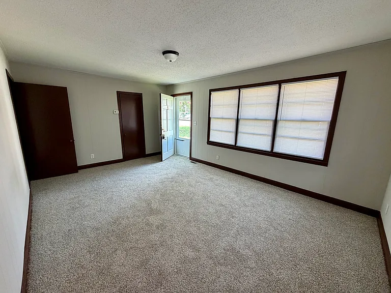505 W Wake St — Photo 2