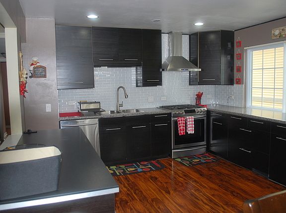 5th image of 10 Woodbury Ct