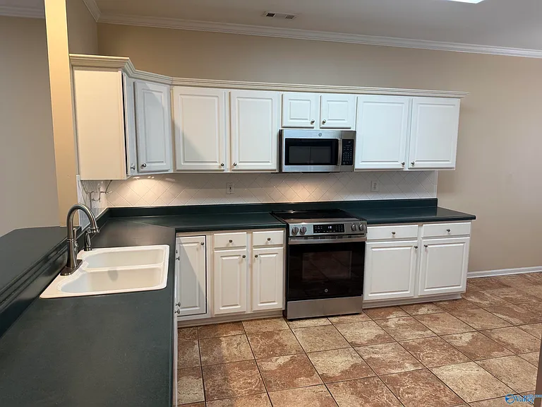 139 Canterbury Dr — Photo 6
