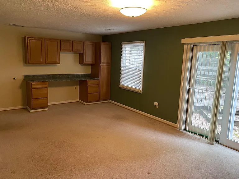 110 Canterbury Ct — Photo 11