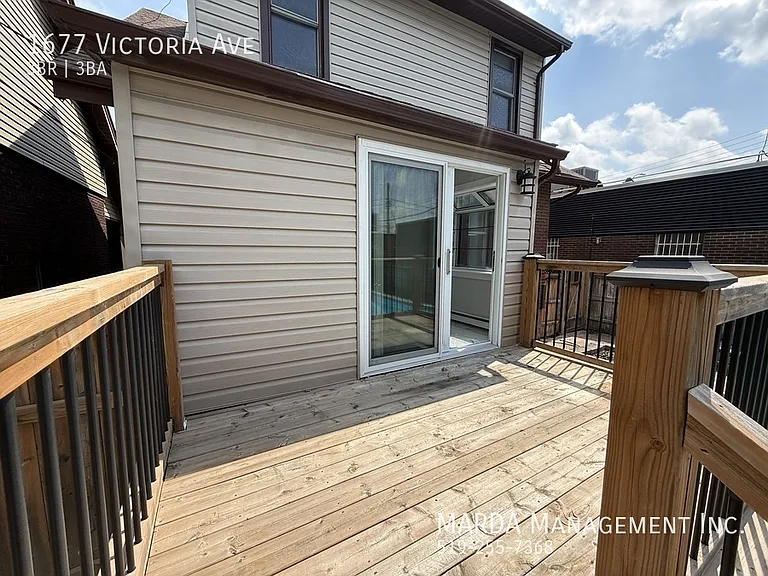 1677 Victoria Ave — Photo 66