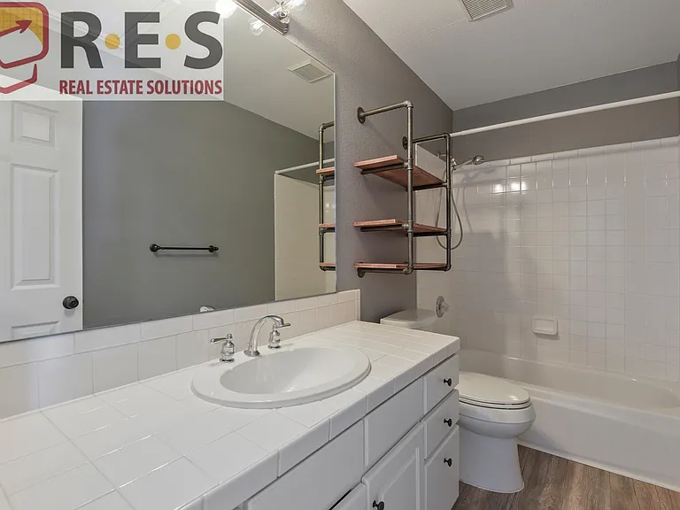 197 S Lindsey St — Photo 15