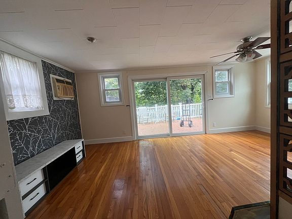 4th image of 26 Riverview Cir