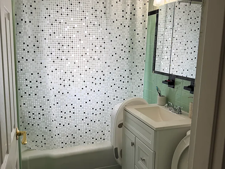 5653 Clearview Expy — Photo 8