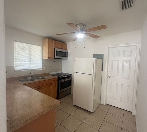 4th image of 608 NW 3rd Ave