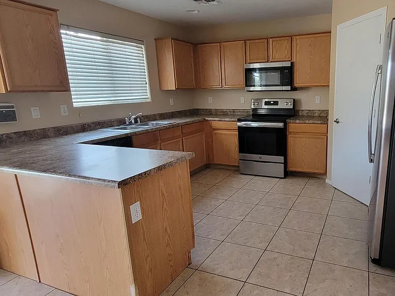 17440 W Caribbean Ln — Photo 4