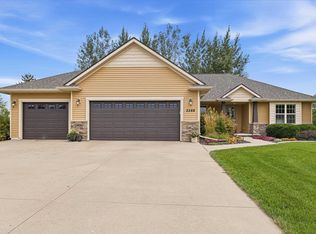 N2288 Hillandale Dr, Greenville, WI 54942