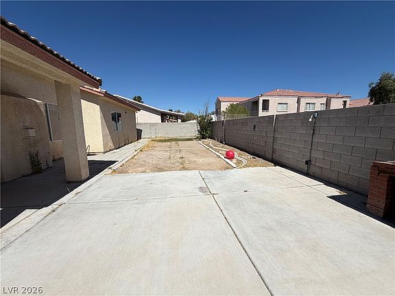 5th image of 3301 W Colton Ave