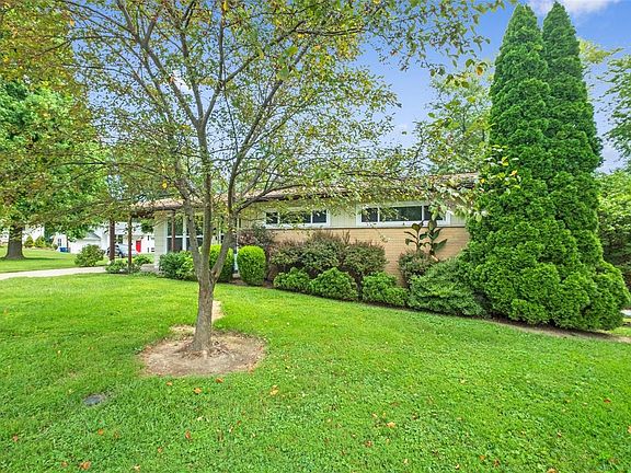 3rd image of 11096 Whitehall Manor Dr
