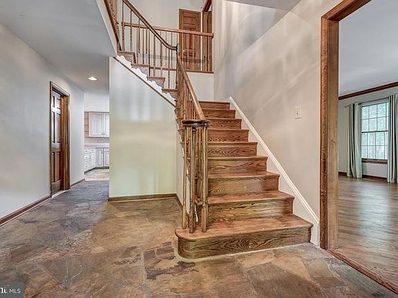 3rd image of 23537 Pocahontas Dr