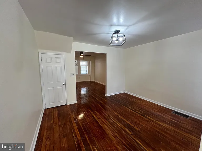 254 W Sheldon St — Photo 5