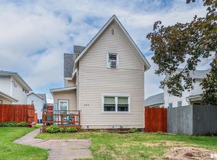 820 S 6th St, Clinton, IA 52732