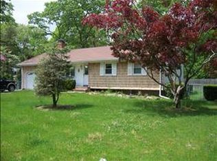 18 Loretta Ct, Coram, NY 11727