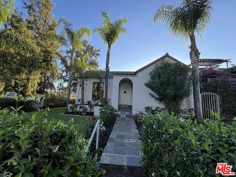 101 N La Peer Dr — Photo 1